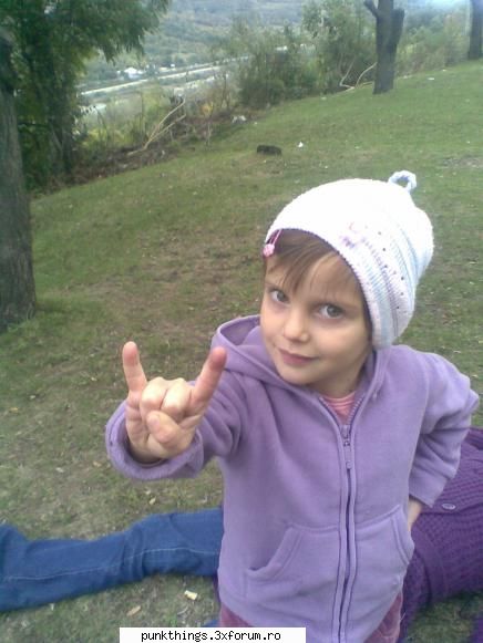 cea mai rockarita dintre noi mai;;)   sora lui cosmin :d paramore